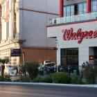 Walgreens’ Shares Plunge on Outlook Cut, More Store Closings