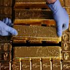 Gold Climbs After Trump’s EU and Apple Threats Stoke Trade Fears