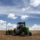 Falling Farm Income Will Weigh on Deere Earnings