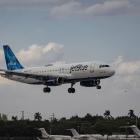 JetBlue Weighs Deeper Cost Cuts as Sales Outlook Falls Short