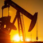 Oil Falls as US Crude Stocks Swell, Traders Weigh China Stimulus