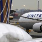 United Airlines sees stronger profit, sets share buyback program