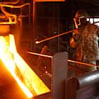 Gold Rises on Bets of Fed Interest Rate Cuts; Platinum Surges