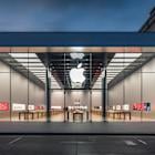 Apple (AAPL) Rated Hold by Loop Capital Amid Tariff and iPhone 17 Buzz