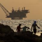 Oil drops as US inventories balloon, traders watch Middle East crisis