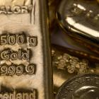 Gold Extends Gains on Weaker Dollar and Rising Risks in Ukraine