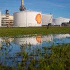 Shell Keeps Up Investor Payouts Even as Profit Drops, Debt Rises