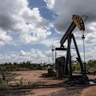 Oil Swings as Traders Eye Ukraine Talks, Tariffs, China Stimulus